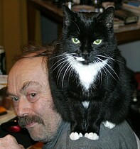 Uwe Middendorf mit Katze auf der Schulter