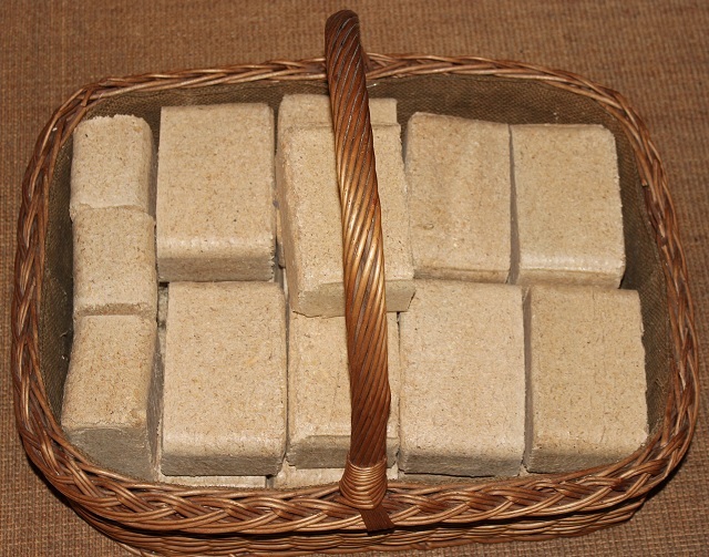 Aus Spänen gepresstes Holz in einem Korb, Aus Spänen gepresstes Holz in einem Korb