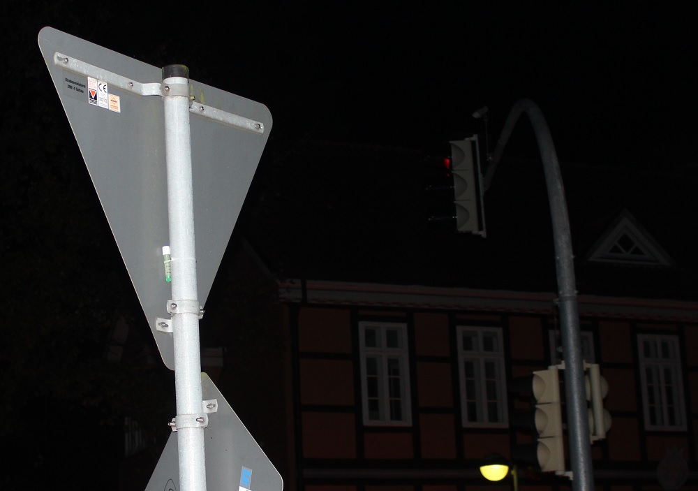 Verkehrsschild mit Messröhrchen