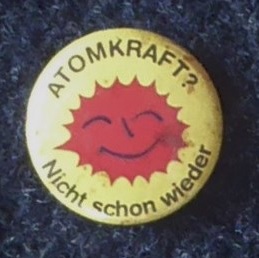 Ein Antiatomkraftbutton mit dem Text nicht schon wieder Ein Antiatomkraftbutton mit dem Text nicht schon wieder