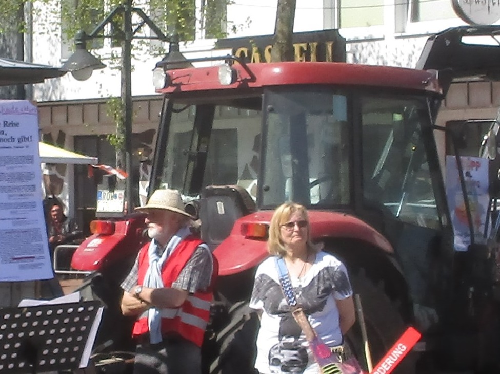 Ulrich Thiart und Birgit Brennecke aus Rotenburg und Hemslingen von der Initiatorengruppe des Ostermarsches. Ulrich Thiart und Birgit Brennecke aus Rotenburg und Hemslingen von der Initiatorengruppe des Ostermarsches.