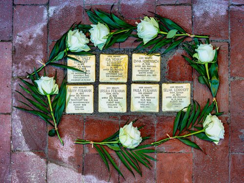 Die Stolpersteine in der Marktstraße. Foto: Rüdiger Katterwe