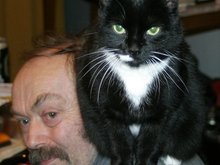 Uwe Middendorf mit Katze auf der Schulter