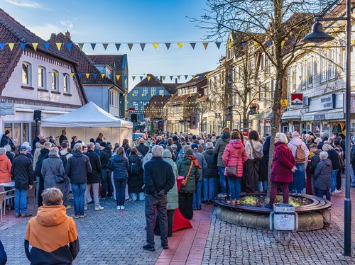 Bei der feierlichen Stolpersteinverlegung in der Marktstraße. Foto: Rüdiger Katterwe