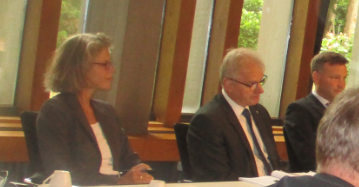 Präsident Sikorski mit seiner Pressesprecherin Heinke Traeger neben Kreisrat Dr. Lühring (ROW)