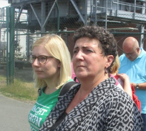 Imke Byl und Anja Piel vor der Exxon-Station in Bellen. Im Hintergrund Detlev Schulz-Hendel. Alle Landtagsfraktion in Hannover