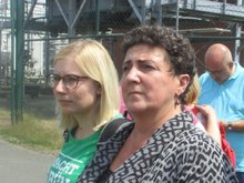 Imke Byl und Anja Piel vor der Exxon-Station in Bellen. Im Hintergrund Detlev Schulz-Hendel. Alle Landtagsfraktion in Hannover
